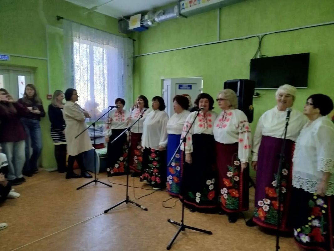 30 октября творческие коллективы МБУ «Молодогвардейский Дворец культуры «Юность» посетили Краснодонский психоневрологический интернат с праздничной концертной программой для особенных детей 30 октября творческие коллективы МБУ «Молодогвардейский Дворец культуры «Юность» посетили Краснодонский психоневрологический интернат с праздничной концертной программой для особенных детей