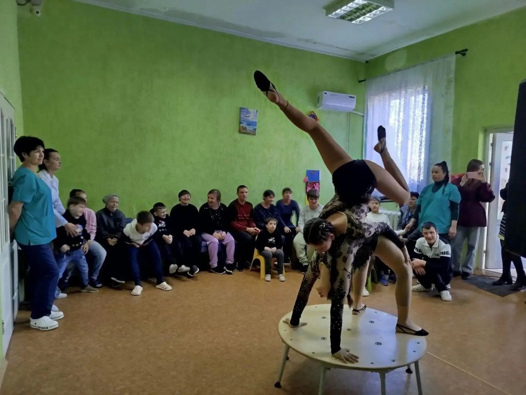 30 октября творческие коллективы МБУ «Молодогвардейский Дворец культуры «Юность» посетили Краснодонский психоневрологический интернат с праздничной концертной программой для особенных детей 30 октября творческие коллективы МБУ «Молодогвардейский Дворец культуры «Юность» посетили Краснодонский психоневрологический интернат с праздничной концертной программой для особенных детей