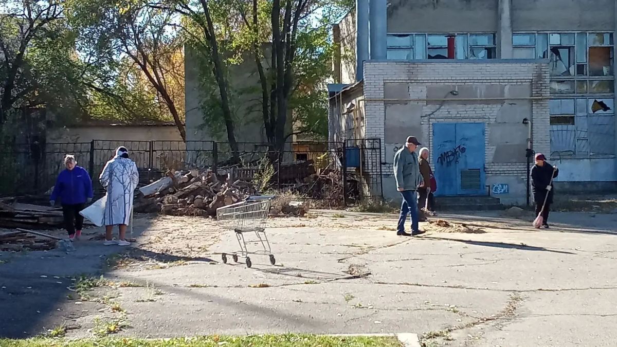 ТЕРРИТОРИЯ ЕДИНСТВА. . Сотрудники городского Дворца культуры вышли всей дружной трудовой семьей на субботник ко Дню народного единства ТЕРРИТОРИЯ ЕДИНСТВА. . Сотрудники городского Дворца культуры вышли всей дружной трудовой семьей на субботник ко Дню народного единства