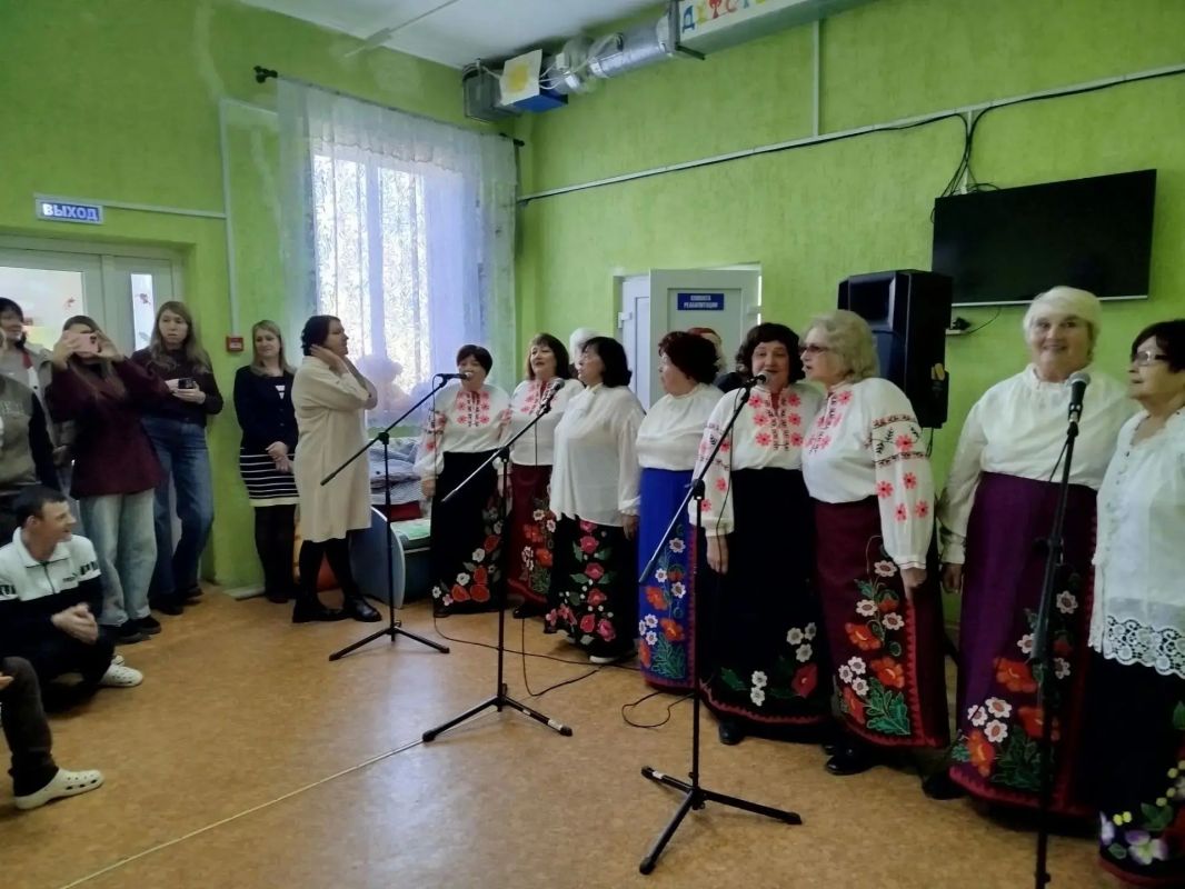 30 октября творческие коллективы МБУ «Молодогвардейский Дворец культуры «Юность» посетили Краснодонский психоневрологический интернат с праздничной концертной программой для особенных детей 30 октября творческие коллективы МБУ «Молодогвардейский Дворец культуры «Юность» посетили Краснодонский психоневрологический интернат с праздничной концертной программой для особенных детей
